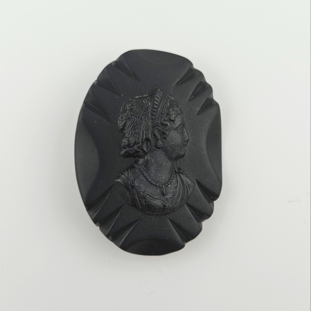 ⭐️Bakelite vintage cameo brooch